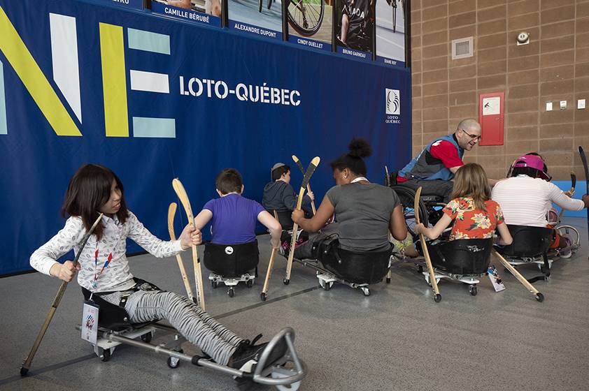 A group of young athletes trying out para hockey in the Loto-Québec zone. A group of young athletes trying out para hockey in the Loto-Québec zone.