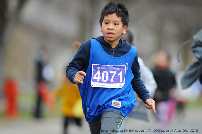 Un jeune en pleine course lors du mini-marathon.