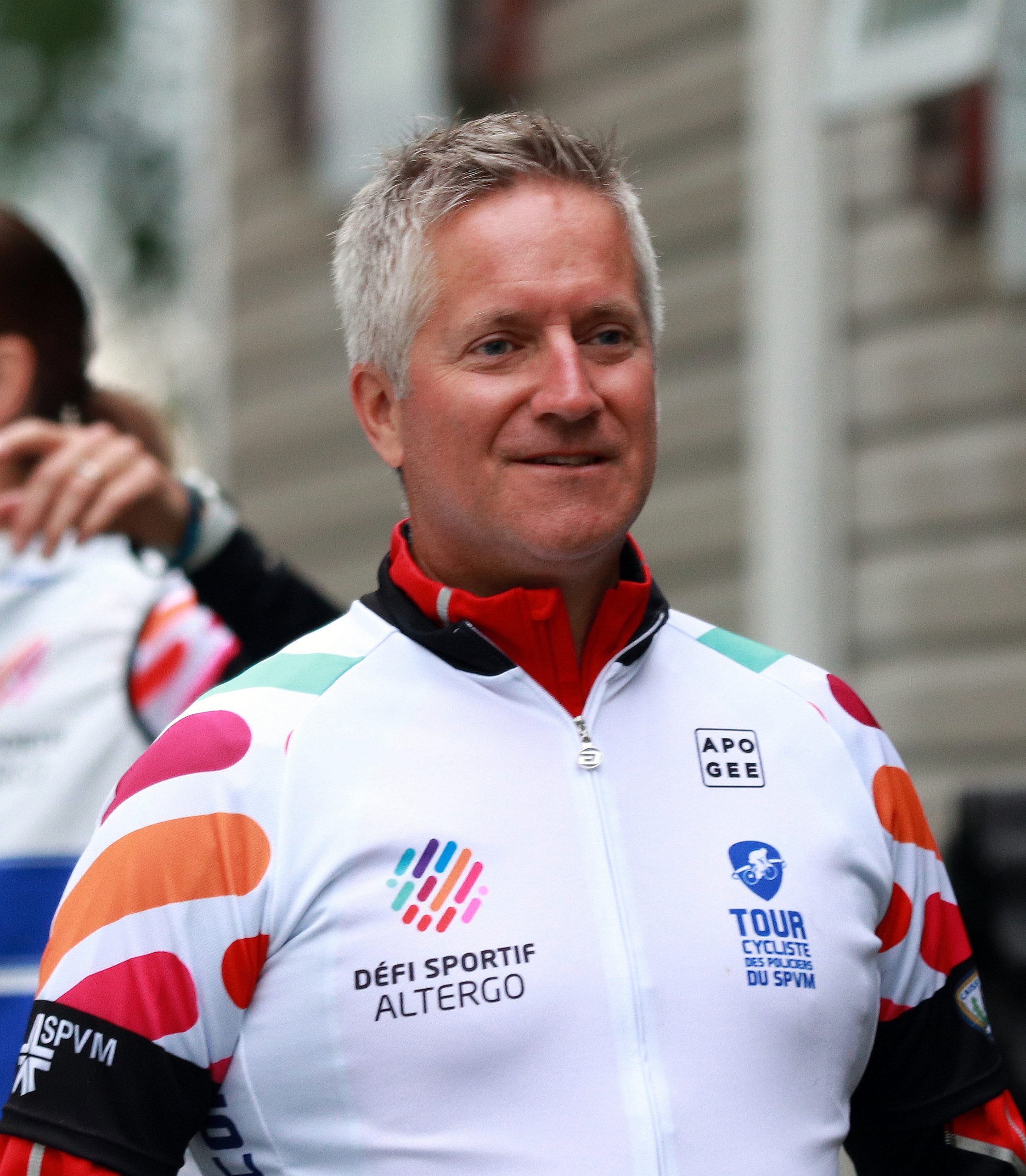 Lors du Tour cycliste des policiers du SPVM 2020, Martin Girard porte un maillot de cycliste aux couleurs du Défi sportif AlterGo.Martin Girard porte un maillot de cycliste