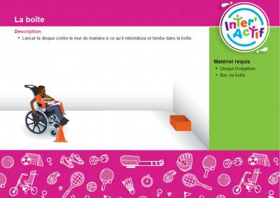 Description de l'image : Activité La boîte. Un enfant en fauteuil roulant lance le disque contre le mur, de manière à ce qu'il rebondisse et tombe dans la boîte.