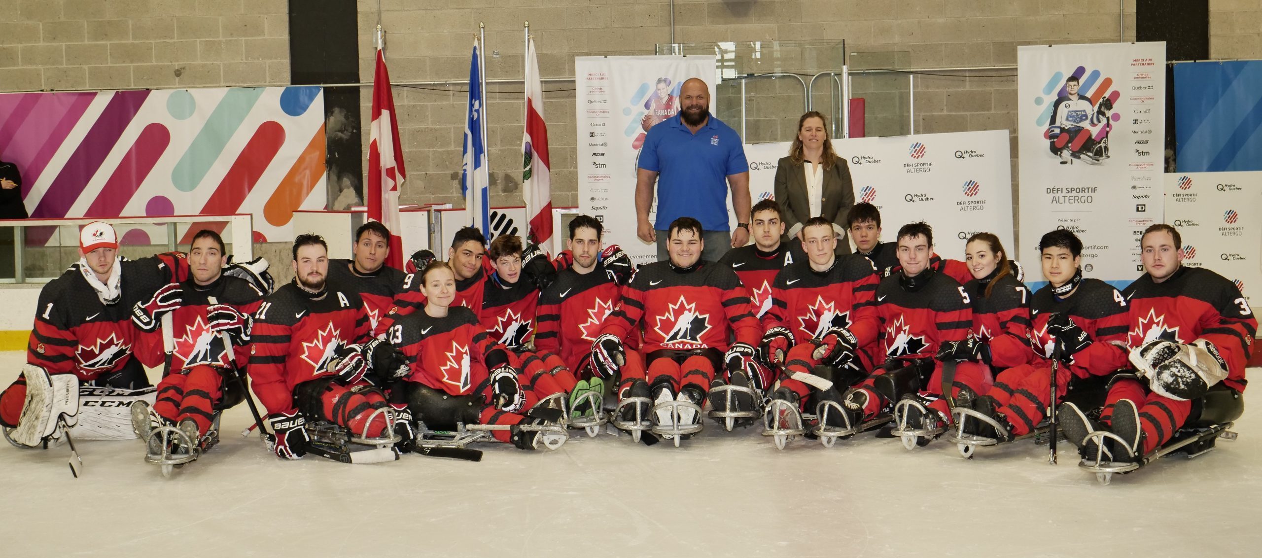 Description de l'image : L'équipe canadienne masculine de parahockey, incluant Raphaëlle Tousignant.