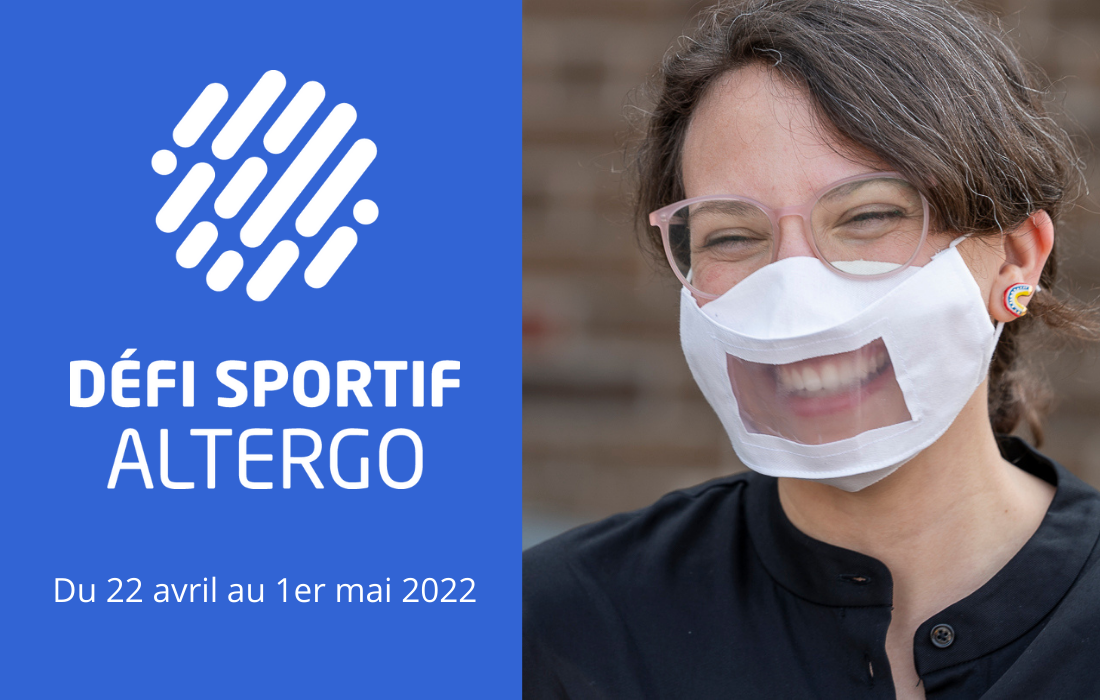 Notre employée Cate Lawrence porte un masque à fenêtre et sourit à la caméra. Le logo du Défi sportif AlterGo blanc sur fond bleu, avec les dates de l'événement : du 22 avril au 1er mai 2022.