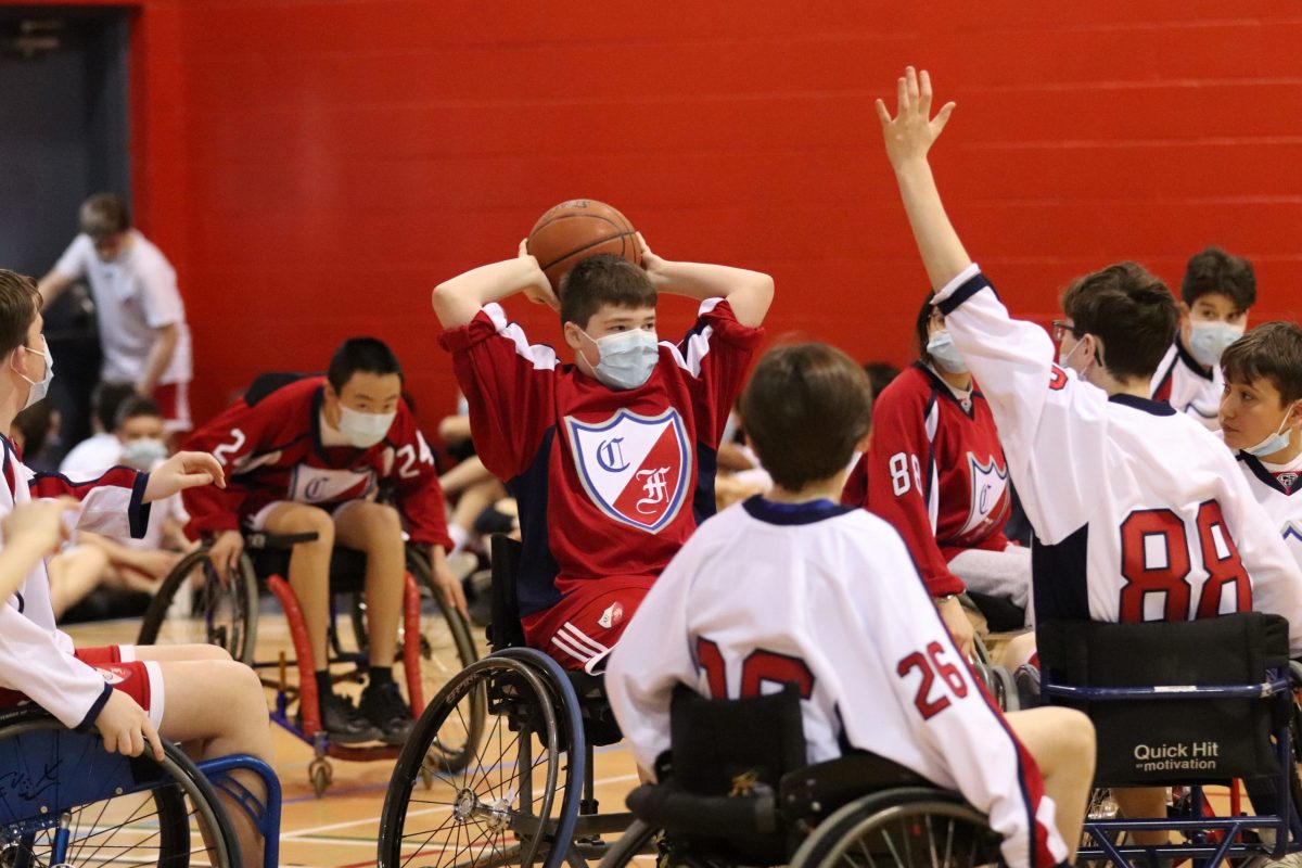 Les élèves du Collège Français jouent au basket en fauteuil roulant