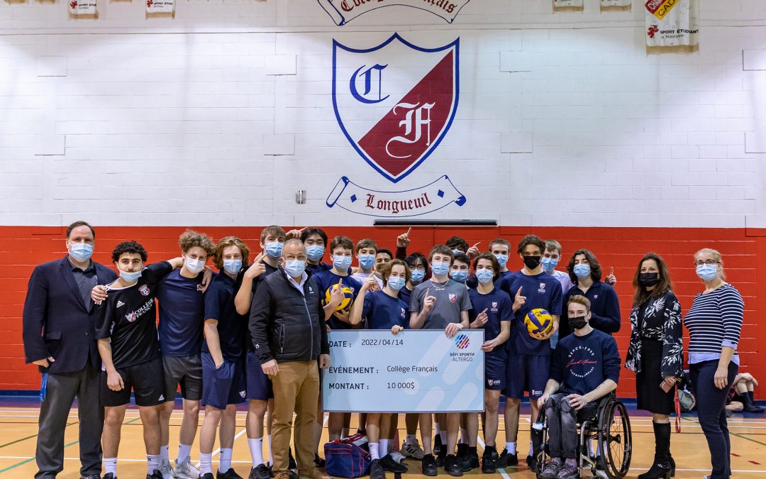 L'équipe gagnante du volley-ball assis, Maxime Gagnon et Shawn Burnett posent avec le chèque de 10 000$